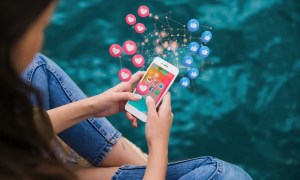 Person cleaning audience with an Instagram unfollow app